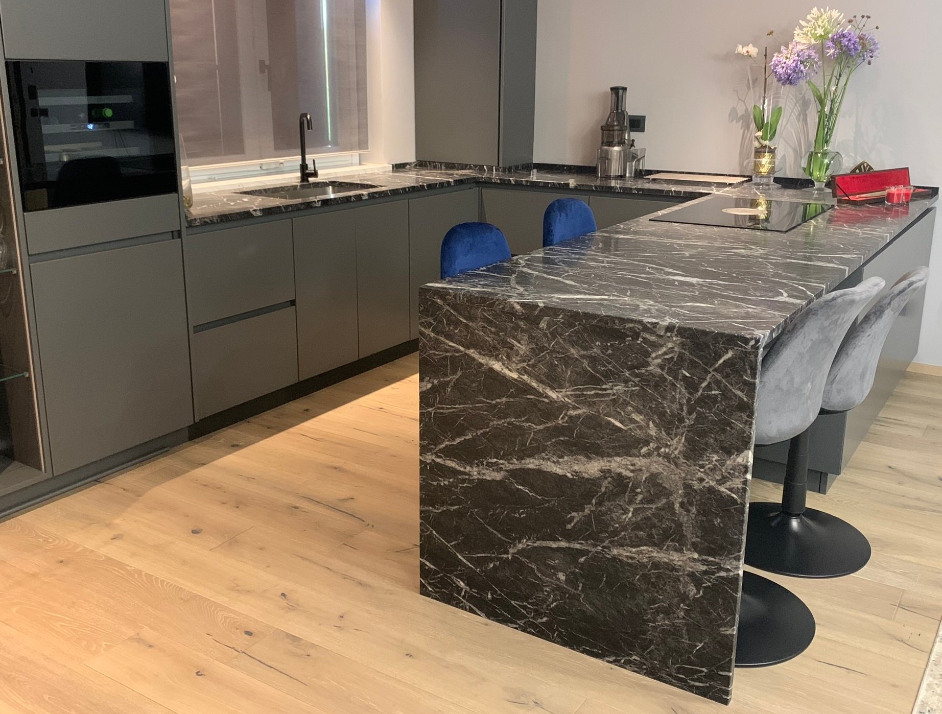 Cucina-moderna-marmo-grigio-carnico